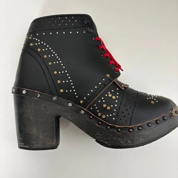 NEW Burberry Studded Ankle Boots Black Leather Riveted Lace Up Clogs Size 40