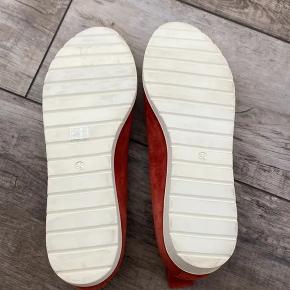 New Eileen Fisher size 8.5  suede very comfortable shoes