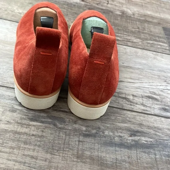 New Eileen Fisher size 8.5  suede very comfortable shoes