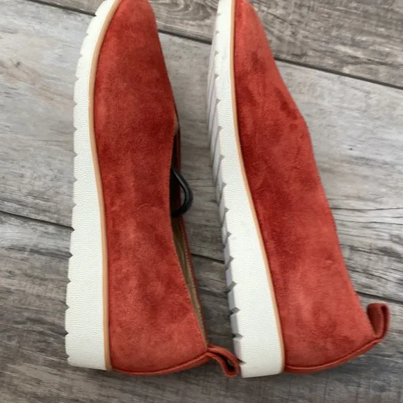 New Eileen Fisher size 8.5  suede very comfortable shoes