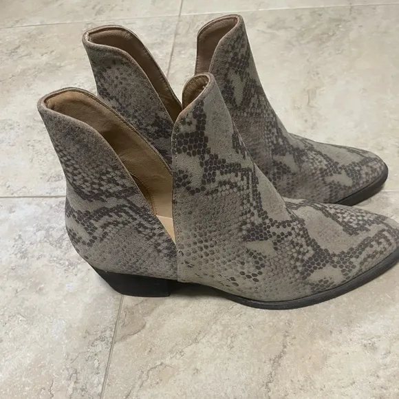 NEW Free People Animal Charm Double V Python Ankle Boots. Size 9