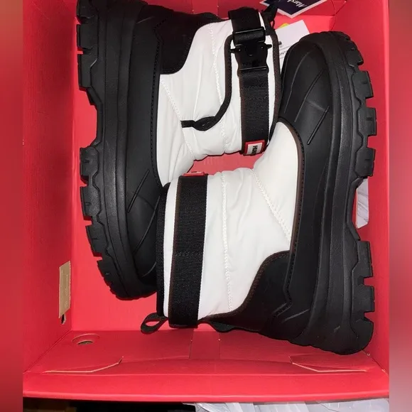 🔥NEW🔥 HUNTER Women’s 8 Intrepid Short Buckle Snow Winter Waterproof Boots NWT