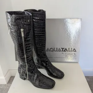 New in Box Aquatalia by Marvin K Crocodile Animal Print Black Rain Boots, 6.5