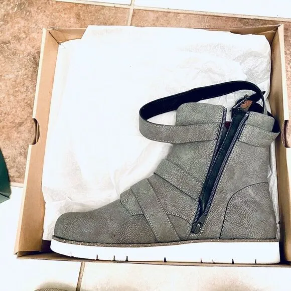 New in Box B.O.C  Sz 9 Kiley Grey Suede Sporty Buckle Strap Moto Boot Bottie
