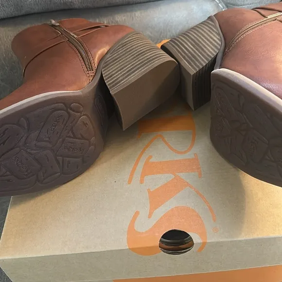 New in Box Korks Women's Brown Ankle Boots