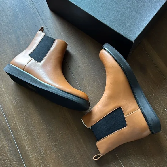 New in box Sz 8.5 J. Crew Chelsea pull-on boots leather boots in rich caramel