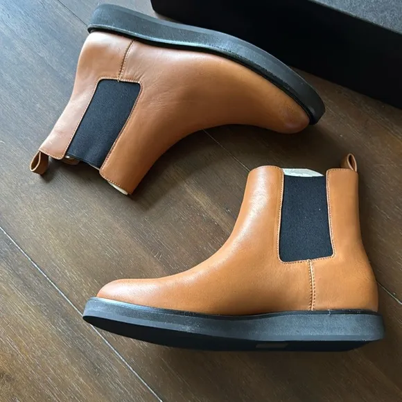 New in box Sz 8.5 J. Crew Chelsea pull-on boots leather boots in rich caramel