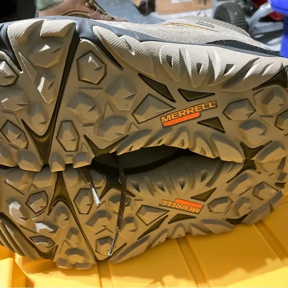 New Merrell   boots Men’s size 12 color multi