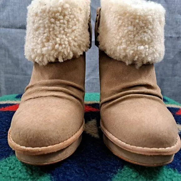 NEW *UGG GEORGETTE* Ankle Platform Boots Nubuck Fur upper Logo beige Size 7.5