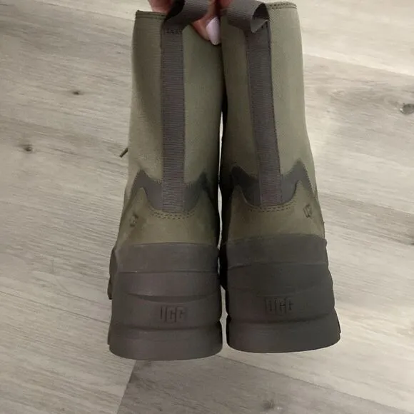 NEW- UGG- The Lug boot in moss green- Size 10
