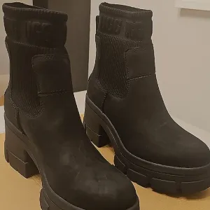 NEW - UGG Women's Brooklyn Chelsea Black Ankle Boots - Shoe Box Optional