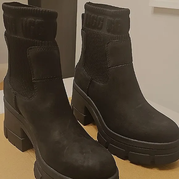 NEW - UGG Women's Brooklyn Chelsea Black Ankle Boots - Shoe Box Optional
