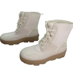 NEW UGG Womens The Lug Boot Waterproof Lace-Up Cushioned Lined White Size 10