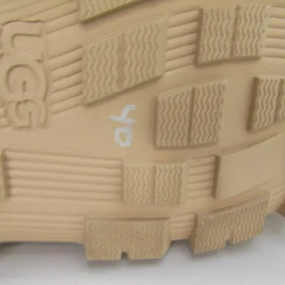 NEW UGG Womens The Lug Boot Waterproof Lace-Up Cushioned Lined White Size 10