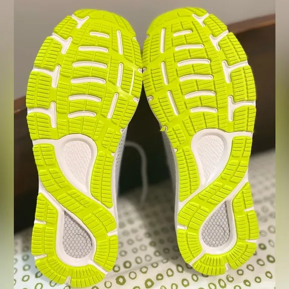 NEW Under Armor HOVR Sonic 4 Running Shoes Grey/White/Neon Green Men’s Size 12.