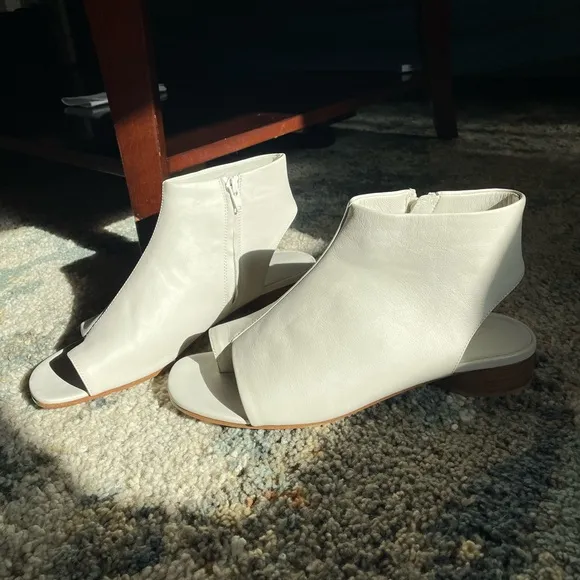 New Vince Women's All Genuine Leather Maro Toe Loop Sandal size 8.5 off white