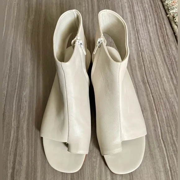 New Vince Women's All Genuine Leather Maro Toe Loop Sandal size 8.5 off white