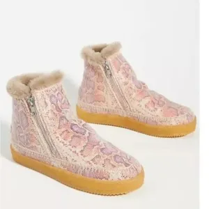 New Women’s Laidback London Setsu Crochet Weather Resistant Boots!🔥🔥🔥