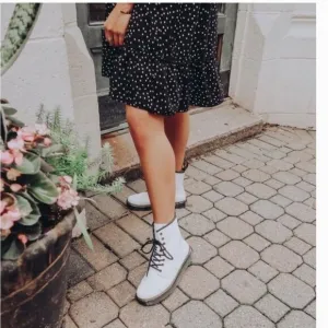 NEW Dr. Martens Zavala 1460  white leather 8 eyelet lace up combat boots 6