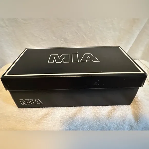 NIB- MIA- Bedazzle‎ flats- 8.5