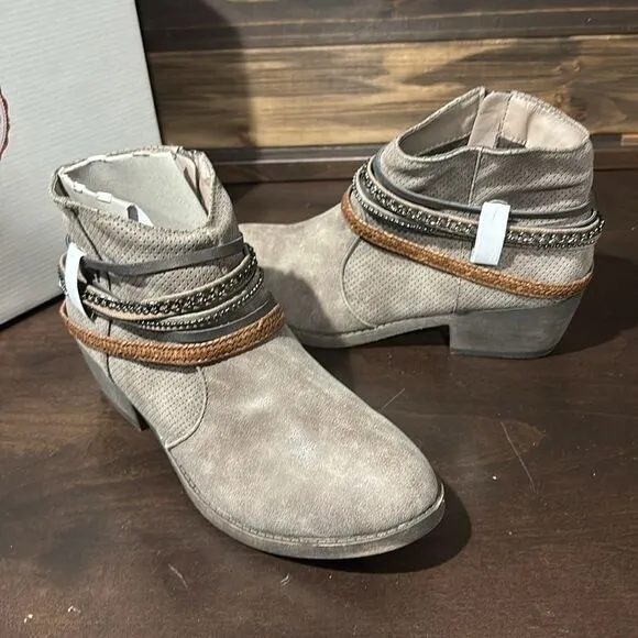 NIB Nee SO Tan Beige Belted Zippered Ankle Boots Size 8.5