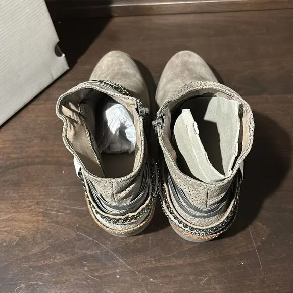 NIB Nee SO Tan Beige Belted Zippered Ankle Boots Size 8.5