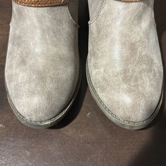 NIB Nee SO Tan Beige Belted Zippered Ankle Boots Size 8.5