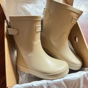NIB Goumi Kids Muddies SZ 9 Dune Rain Boots