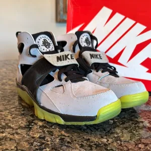 Nike air trainer huarache premium 647591 Shoes - Black and Yellow EUC 10.5