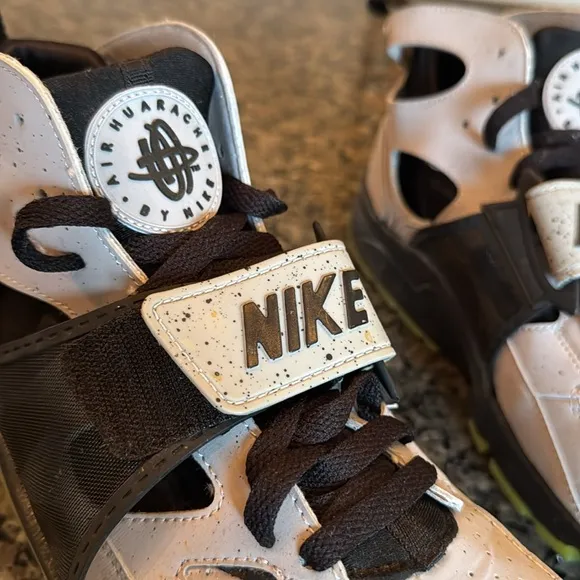 Nike air trainer huarache premium 647591 Shoes - Black and Yellow EUC 10.5