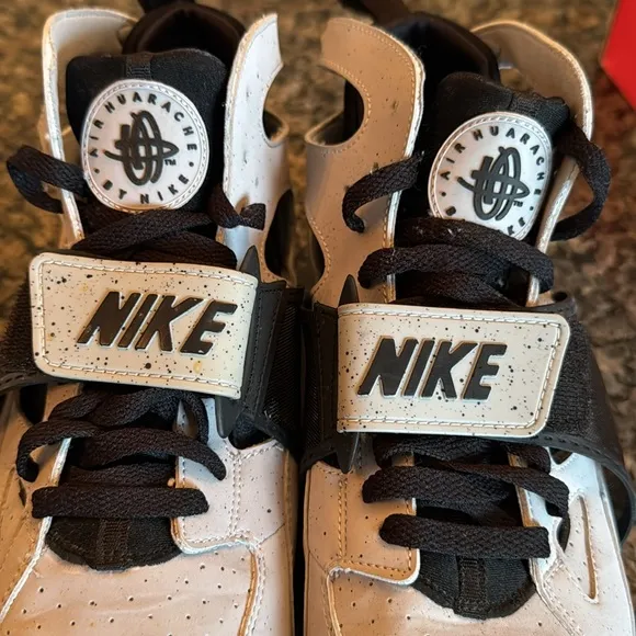 Nike air trainer huarache premium 647591 Shoes - Black and Yellow EUC 10.5