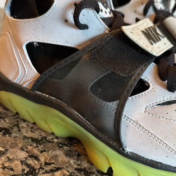 Nike air trainer huarache premium 647591 Shoes - Black and Yellow EUC 10.5