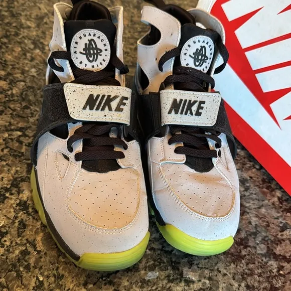 Nike air trainer huarache premium 647591 Shoes - Black and Yellow EUC 10.5