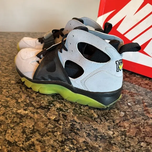 Nike air trainer huarache premium 647591 Shoes - Black and Yellow EUC 10.5