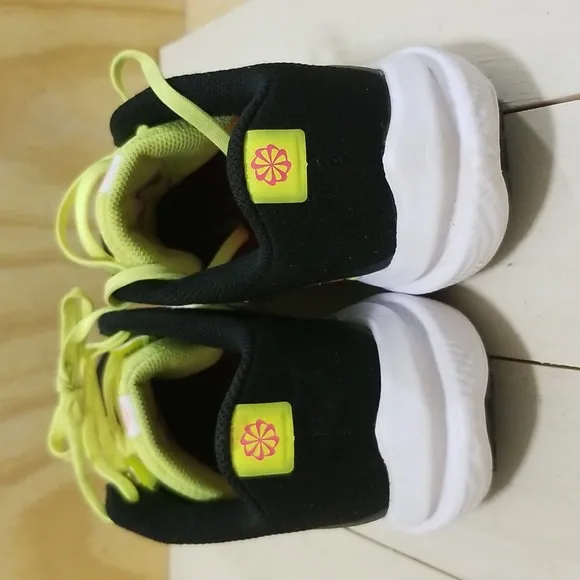 Nike Air Winflo 10 Black Volt Men's size 9,Wmn's Size 10