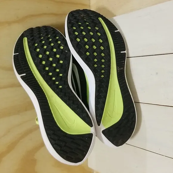 Nike Air Winflo 10 Black Volt Men's size 9,Wmn's Size 10