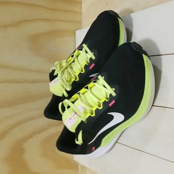 Nike Air Winflo 10 Black Volt Men's size 9,Wmn's Size 10
