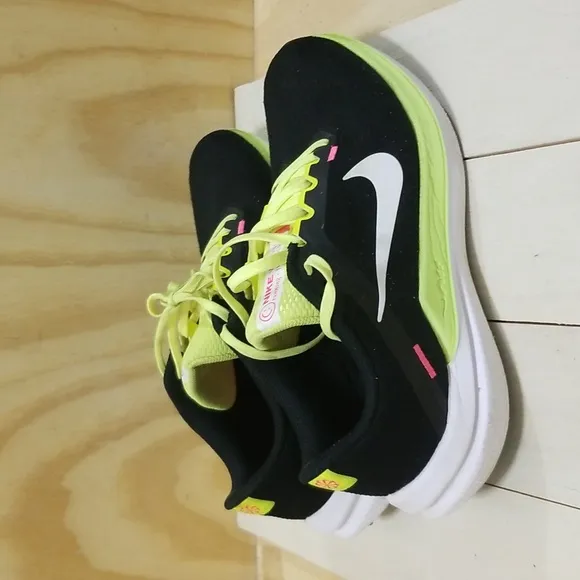 Nike Air Winflo 10 Black Volt Men's size 9,Wmn's Size 10