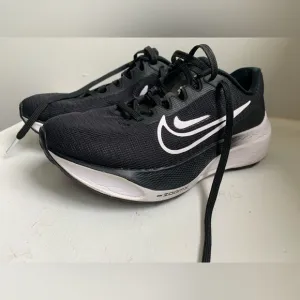 Nike Black and White zoom fly 5 PreLoved SZ 6 Women’s