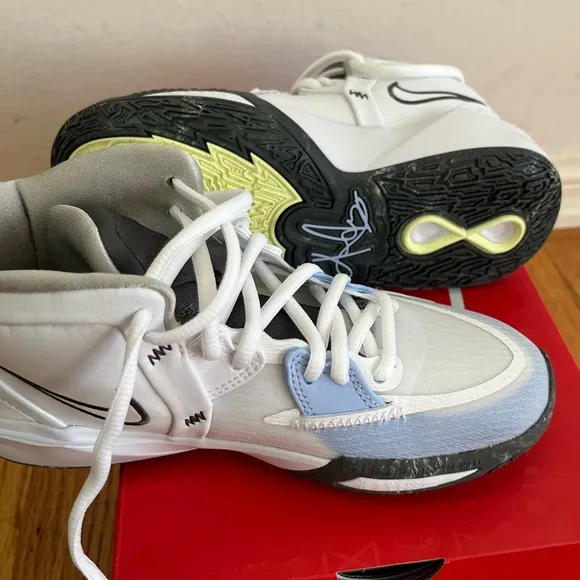Nike Kyrie Infinity GS Youth Basketball Shoes White/Light Marine size 3.5