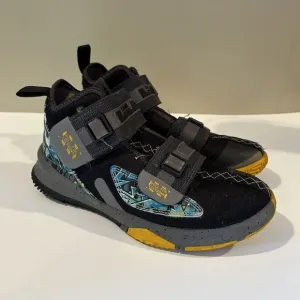 Nike LeBron Soldier 13 Boys 4Y Basketball Shoes Black Graffiti Blue Strap King‎