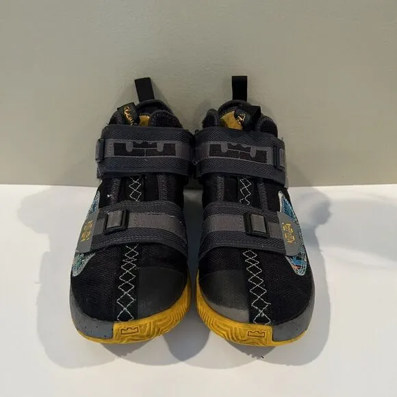 Nike LeBron Soldier 13 Boys 4Y Basketball Shoes Black Graffiti Blue Strap King‎