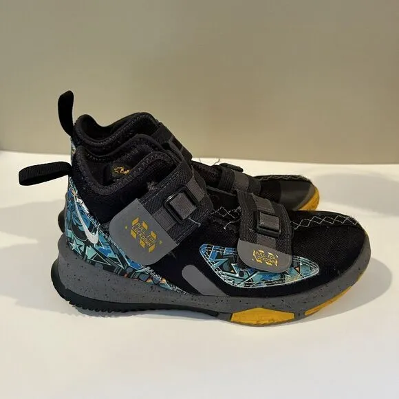 Nike LeBron Soldier 13 Boys 4Y Basketball Shoes Black Graffiti Blue Strap King‎