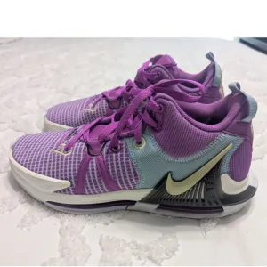 Nike LeBron Witness 7 Men’s Basketball Shoes – Fuchsia Dream – Size 9.5