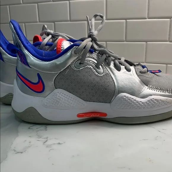 Nike mens Gray and Blue Athletic Shoes size 9