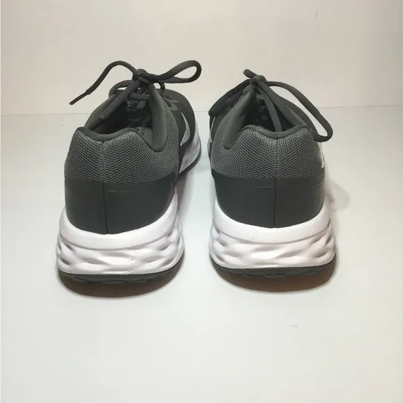 Nike Men’s Gray and White Running Shoes Size 10.5 NWOB