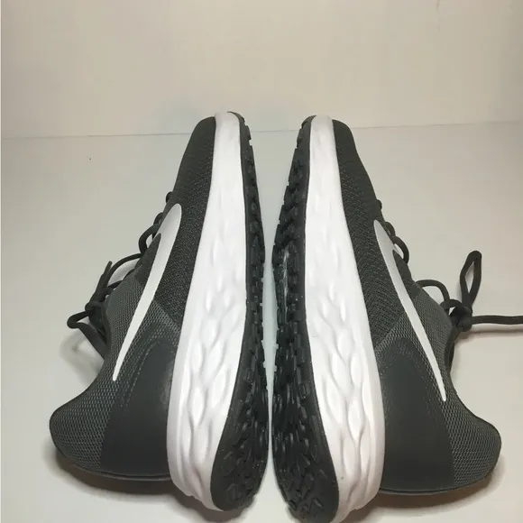 Nike Men’s Gray and White Running Shoes Size 10.5 NWOB