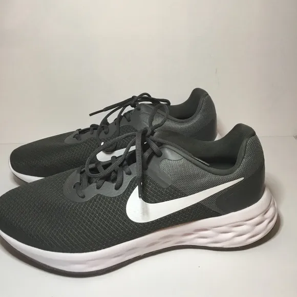 Nike Men’s Gray and White Running Shoes Size 10.5 NWOB