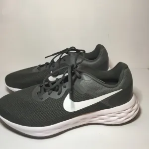Nike Men’s Gray and White Running Shoes Size 10.5 NWOB