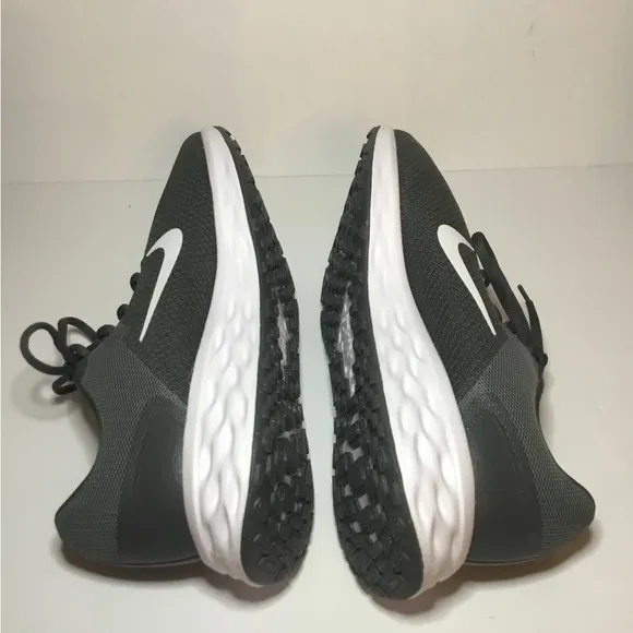 Nike Men’s Gray and White Running Shoes Size 10.5 NWOB